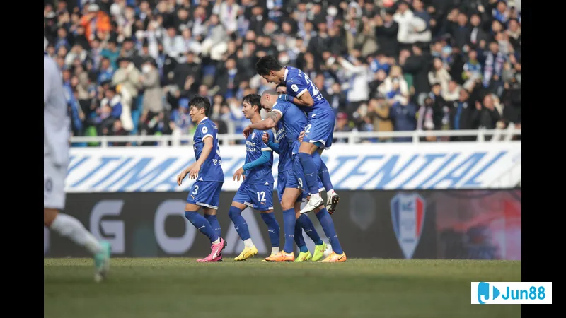 Trận đấu giữa Busan IPark và Suwon Bluewings trên sân vận động Trận đấu giữa Busan IPark và Suwon Bluewings trên sân vận động