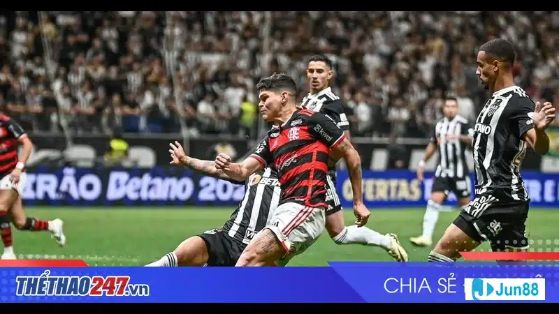 Cầu thủ Flamengo và Atletico Mineiro trong trận đấu Cúp QG Brazil