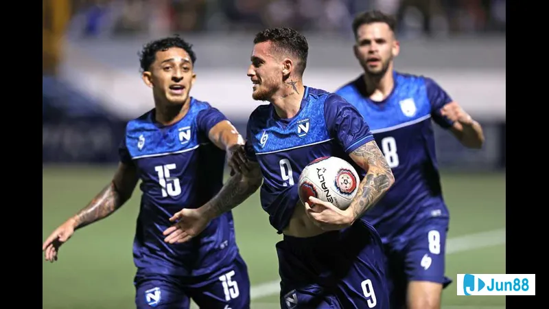 Cầu thủ Costa Rica dẫn bóng qua cầu thủ Nicaragua trong trận đấu bóng đá quốc tế.