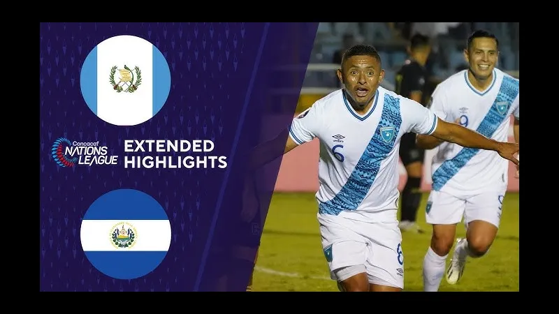 Cầu thủ El Salvador vượt qua cầu thủ Guatemala để tấn công Cầu thủ El Salvador vượt qua cầu thủ Guatemala để tấn công