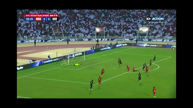 Cầu thủ Hàn Quốc tiếp bóng trước cầu thủ Paraguay trong trận đấu quốc tế