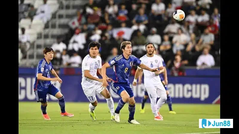 Cầu thủ Nhật Bản dũng cảm giữ bóng trước sức ép của cầu thủ Paraguay Cầu thủ Nhật Bản dũng cảm giữ bóng trước sức ép của cầu thủ Paraguay