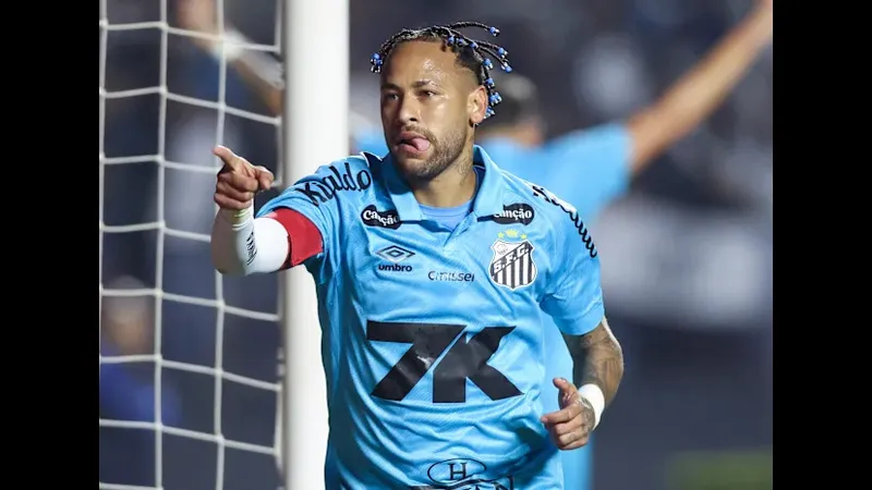 Cầu thủ của đội Juventude nỗ lực giữ bóng trước sự áp đảo từ đội Santos