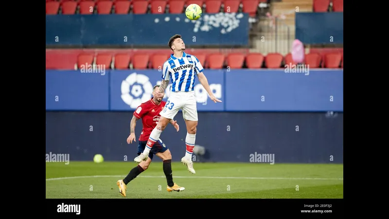 Cầu thủ của Osasuna vượt qua hậu vệ của Alavés trong trận đấu