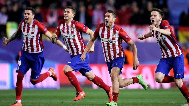 Cầu thủ PSV với cú sút mạnh vào khung thành Atletico Madrid Cầu thủ PSV với cú sút mạnh vào khung thành Atletico Madrid
