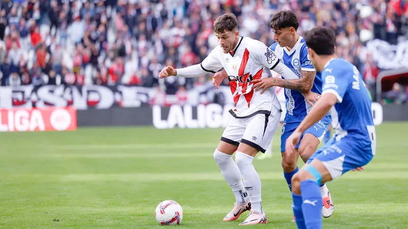 Cầu thủ Real Avila dùng kỹ thuật cá nhân qua cầu thủ Rayo Vallecano Cầu thủ Real Avila dùng kỹ thuật cá nhân qua cầu thủ Rayo Vallecano