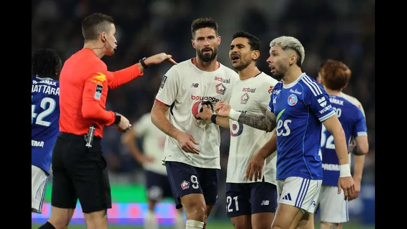 Cầu thủ của Young Boys dũng cảm giành bóng khỏi đối thủ của Lille